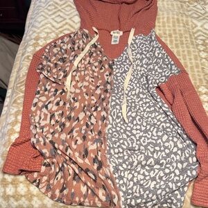 BiBi Women's V-Neck Animal Print Sweater - Rust and Gray